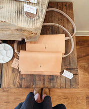 Load image into Gallery viewer, Vegetable Tanned Hip Bag