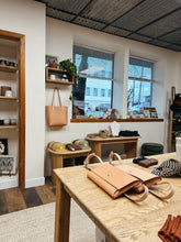 Load image into Gallery viewer, Vegetable Tanned Hip Bag